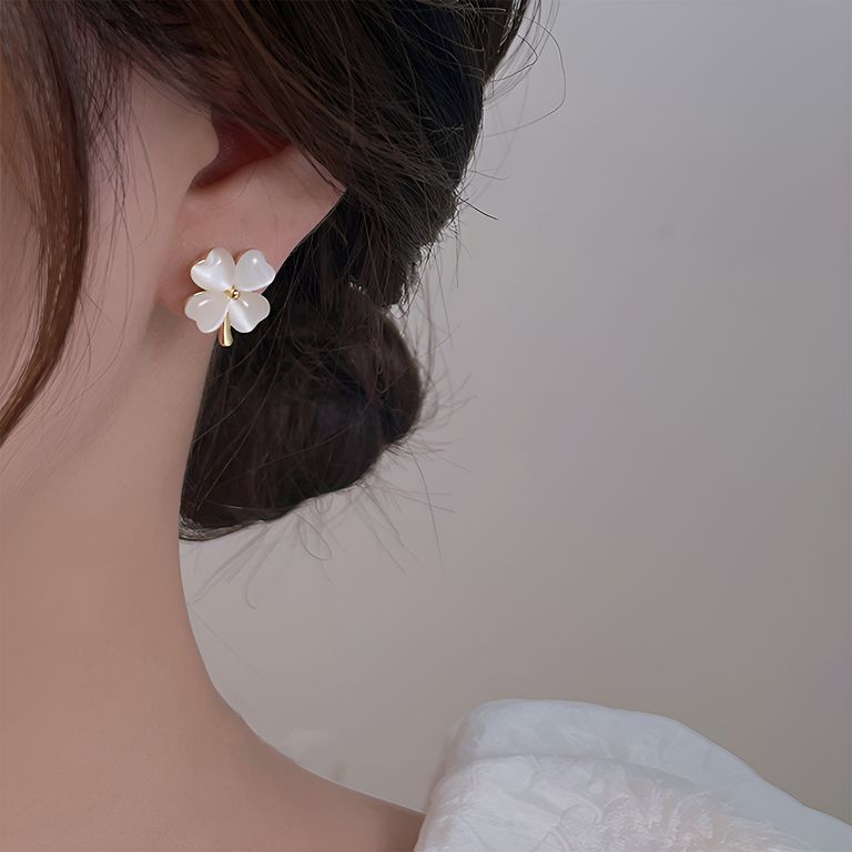 Cat Eye Clover Stud Earrings in Gold Tone